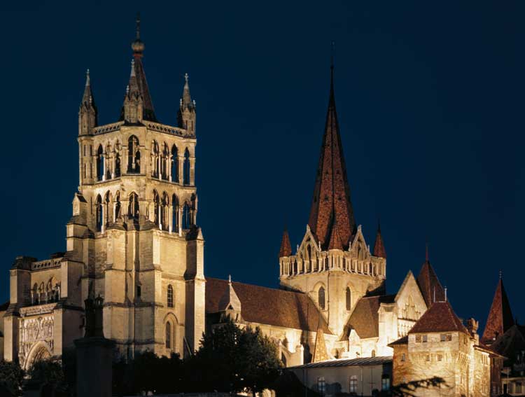 Lausanna-old-cathedral-by-night