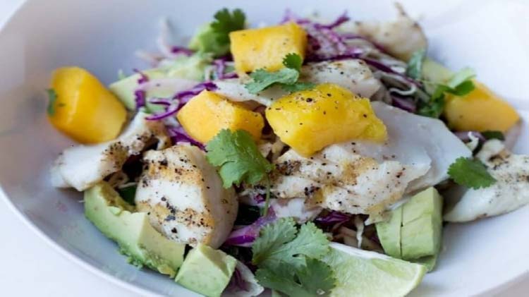 recettes-salades-été-entrées-froides-poisson-mangue-avocat-redim-1