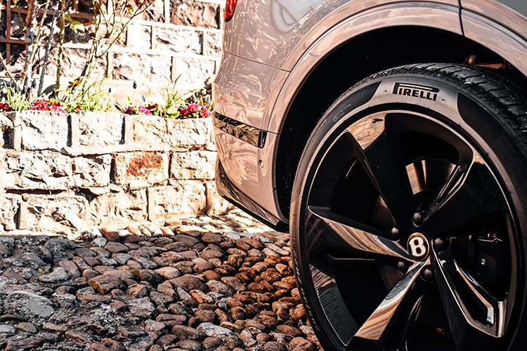 Bentley Bentayga SUV V8 Dove Grey black wheels